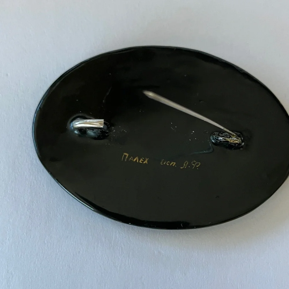 Vintage Russian lacquer brooch - Picture 3 of 5